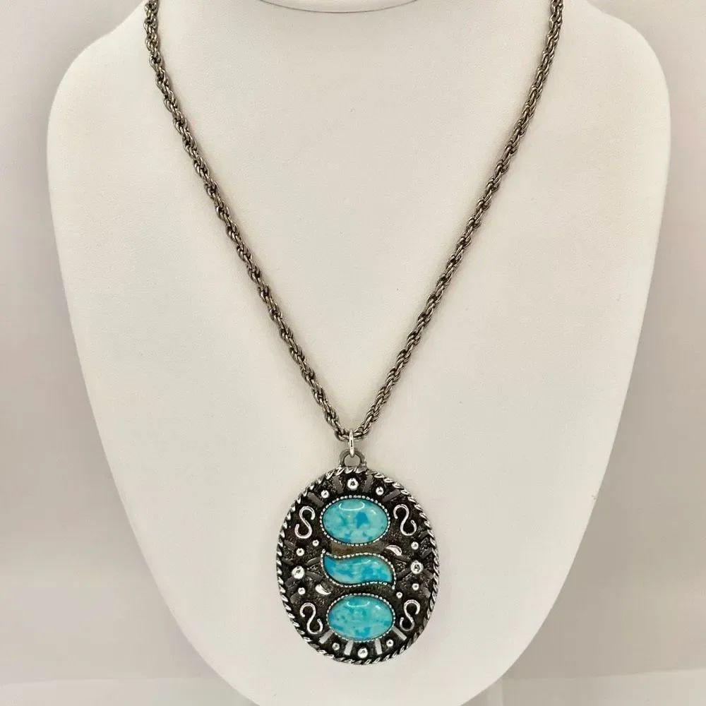 Sarah Coventry blue and silver tone pendant necklace